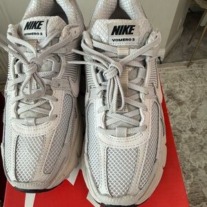 Nike Vomero 5 Light Gray Sneakers